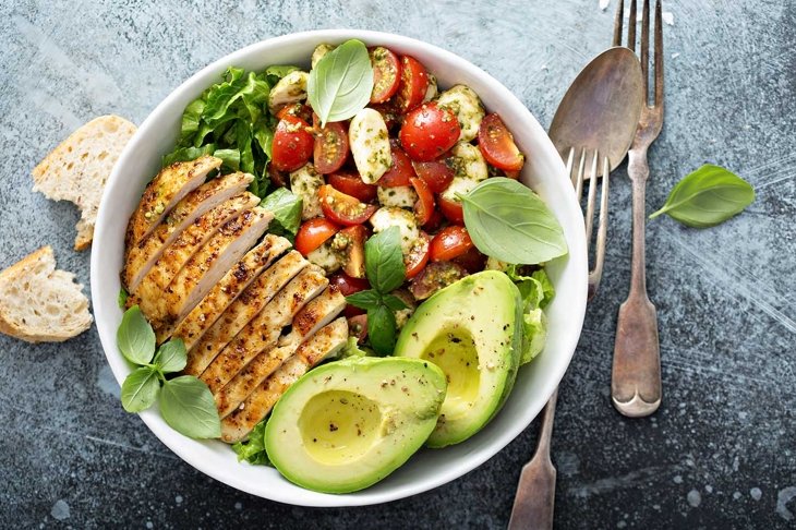 Caprese lunch bowl with grilled chicken and avocado